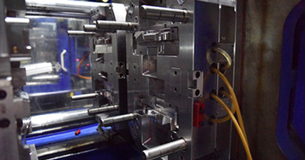 İki vuruşlu enjeksiyon kalıplama